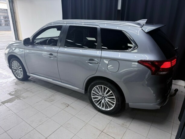 mitsubishi-outlander-plug-in-petrol-2020-big-4