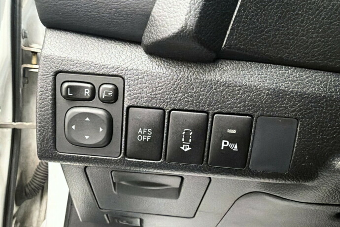toyota-auris-bensin-2013-big-24