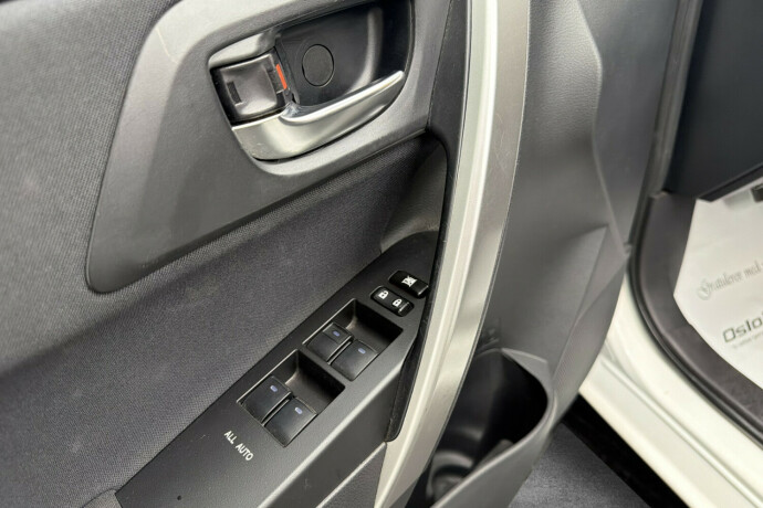 toyota-auris-bensin-2013-big-25