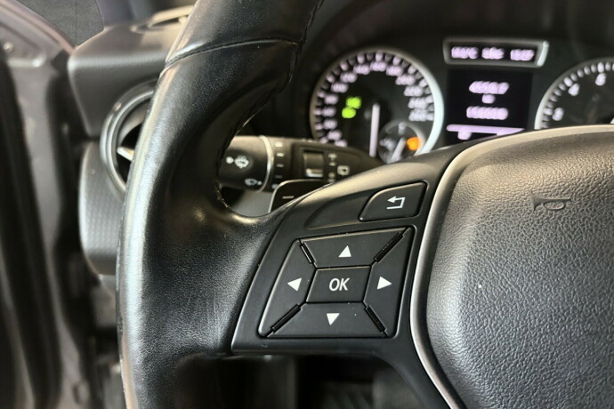 mercedes-benz-a180-bensin-2013-big-23