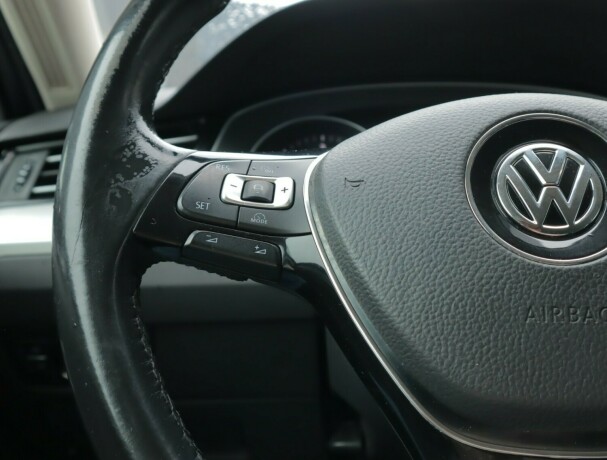 volkswagen-passat-diesel-2016-big-13
