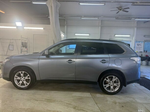 mitsubishi-outlander-bensin-2012-big-2