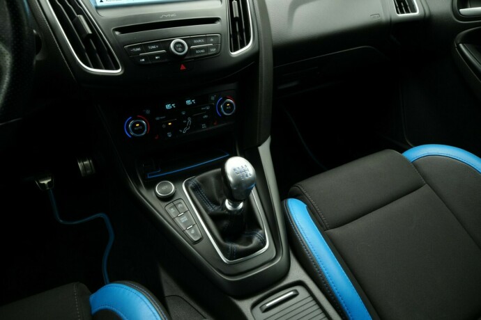 ford-focus-bensin-2017-big-34