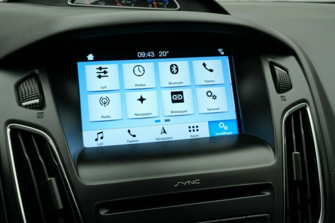 ford-focus-bensin-2017-big-41
