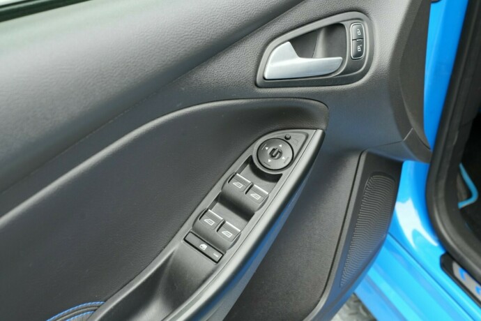 ford-focus-bensin-2017-big-17