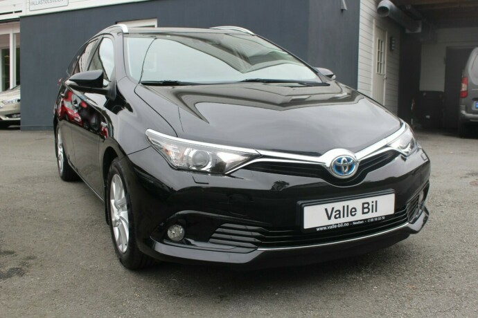 toyota-auris-elektrisitetbensin-2017-big-0