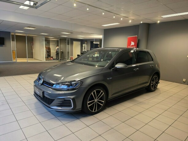 volkswagen-golf-vii-plug-in-petrol-2018-big-7