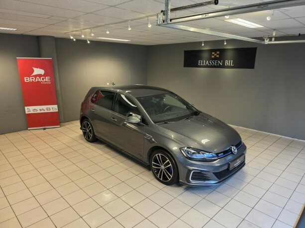 volkswagen-golf-vii-plug-in-petrol-2018-big-1