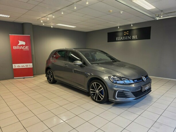 volkswagen-golf-vii-plug-in-petrol-2018-big-0