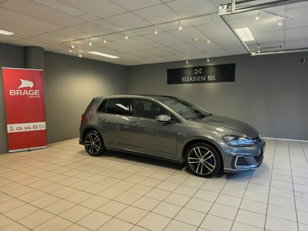 volkswagen-golf-vii-plug-in-petrol-2018-big-2
