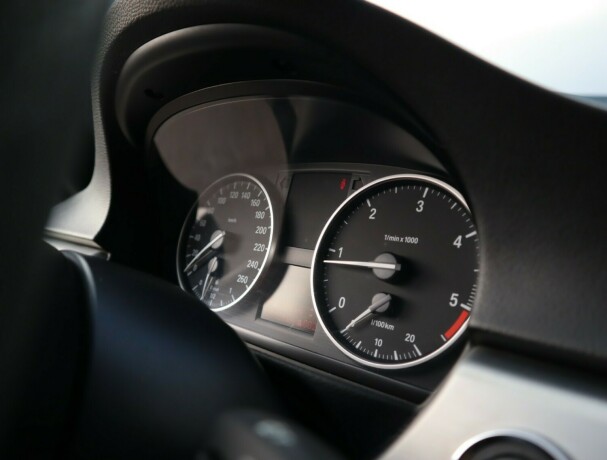 bmw-320d-diesel-2010-big-19