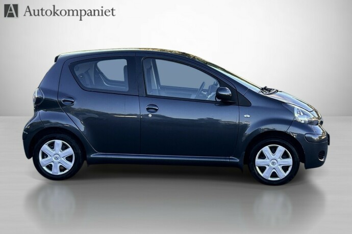 toyota-aygo-bensin-2011-big-3