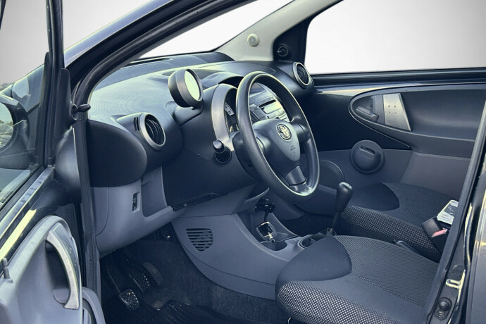 toyota-aygo-bensin-2011-big-8