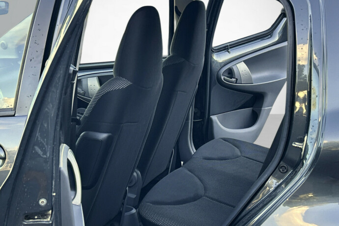 toyota-aygo-bensin-2011-big-11