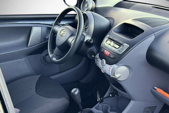 toyota-aygo-bensin-2011-big-10