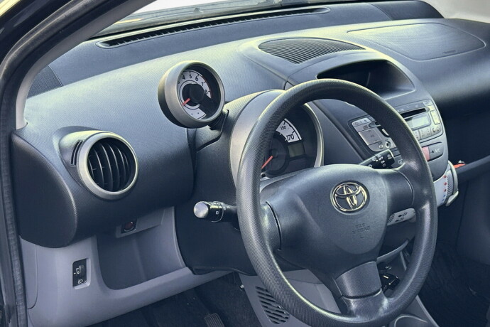 toyota-aygo-bensin-2011-big-7