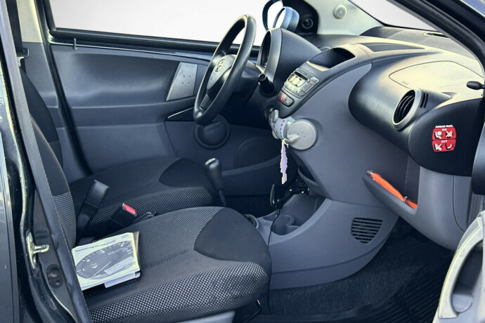 toyota-aygo-bensin-2011-big-9
