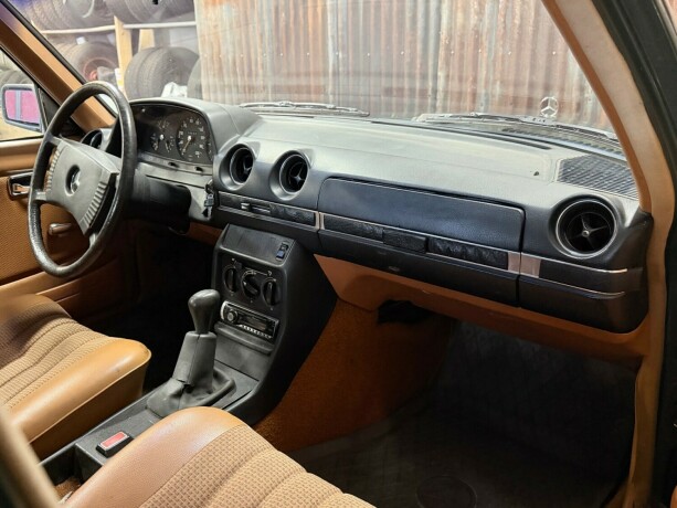 mercedes-benz-230-bensin-1977-big-26