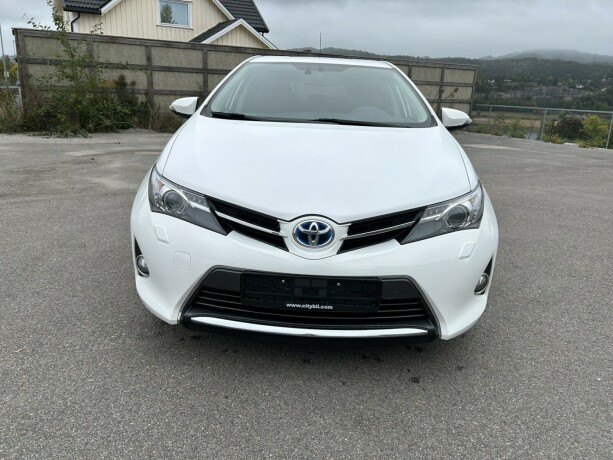 toyota-auris-elektrisitetbensin-2015-big-1