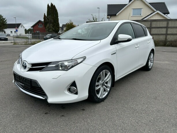 toyota-auris-elektrisitetbensin-2015-big-2