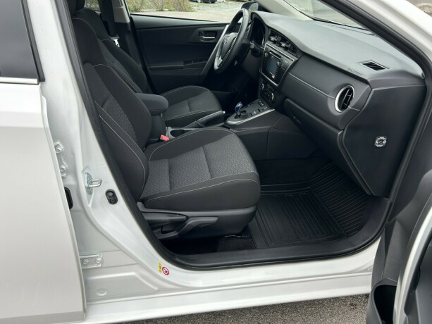 toyota-auris-elektrisitetbensin-2015-big-10