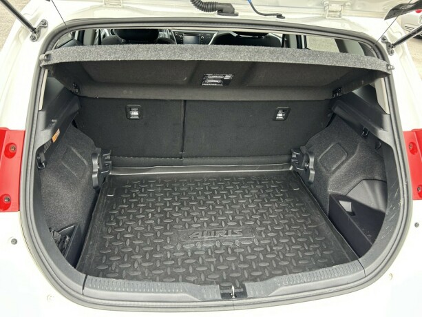 toyota-auris-elektrisitetbensin-2015-big-8