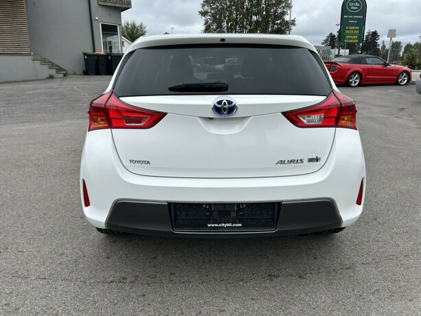 toyota-auris-elektrisitetbensin-2015-big-5