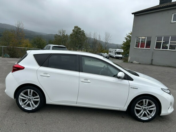 toyota-auris-elektrisitetbensin-2015-big-7
