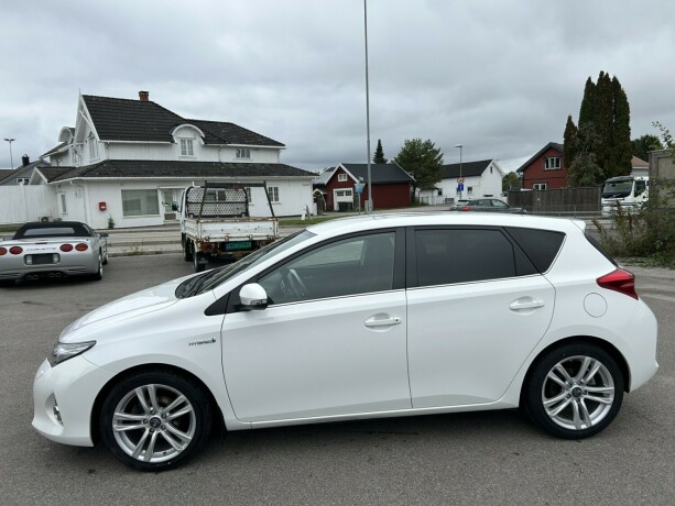 toyota-auris-elektrisitetbensin-2015-big-3
