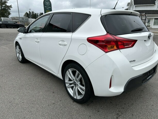 toyota-auris-elektrisitetbensin-2015-big-4