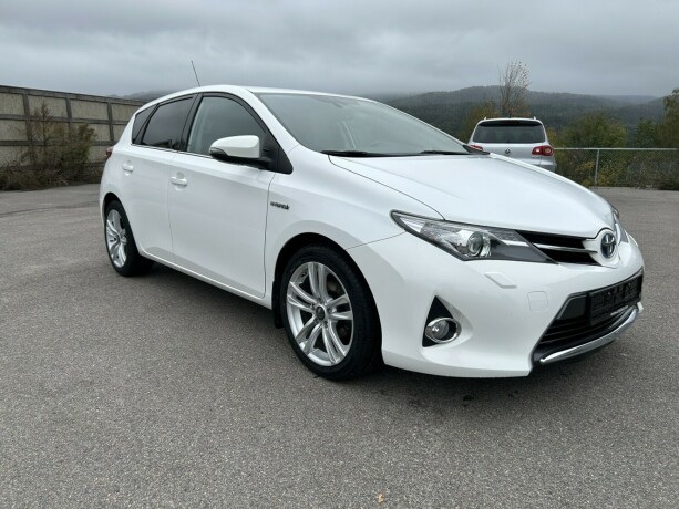 toyota-auris-elektrisitetbensin-2015-big-0
