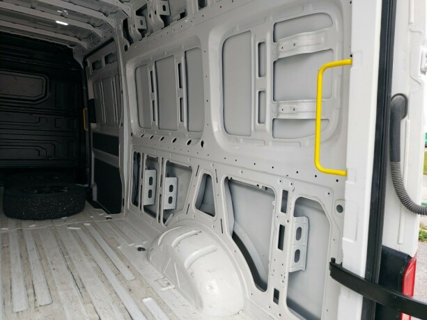 volkswagen-crafter-diesel-2025-big-19