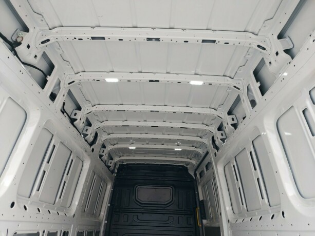 volkswagen-crafter-diesel-2025-big-17