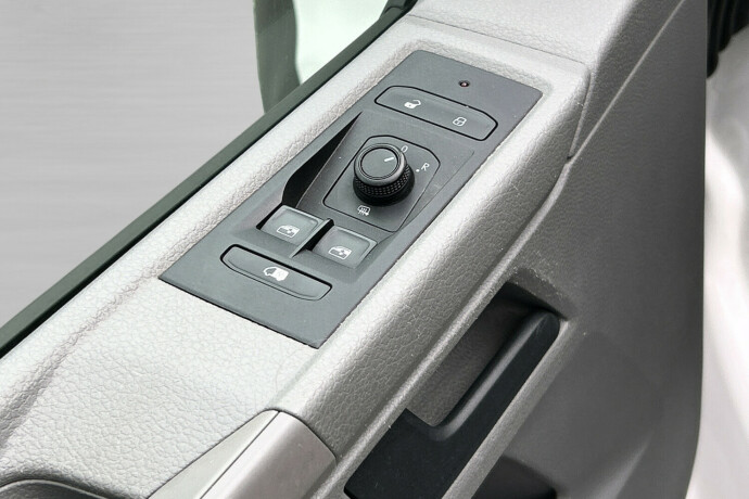 volkswagen-transporter-diesel-2021-big-12