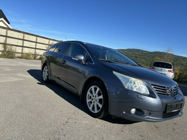 toyota-avensis-bensin-2010-big-0
