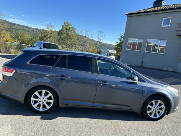 toyota-avensis-bensin-2010-big-7