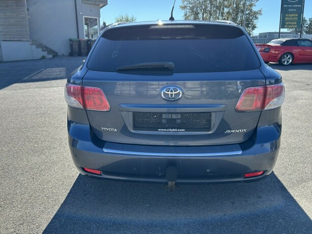 toyota-avensis-bensin-2010-big-5