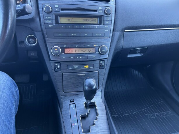 toyota-avensis-bensin-2010-big-23