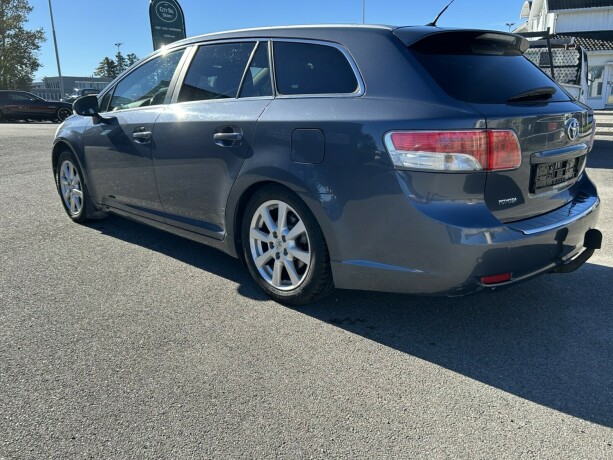 toyota-avensis-bensin-2010-big-4