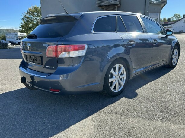 toyota-avensis-bensin-2010-big-6