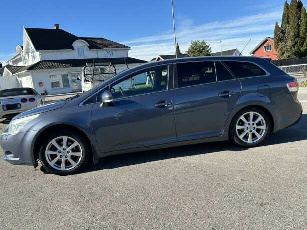 toyota-avensis-bensin-2010-big-3
