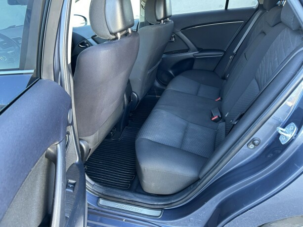 toyota-avensis-bensin-2010-big-12