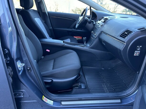 toyota-avensis-bensin-2010-big-10
