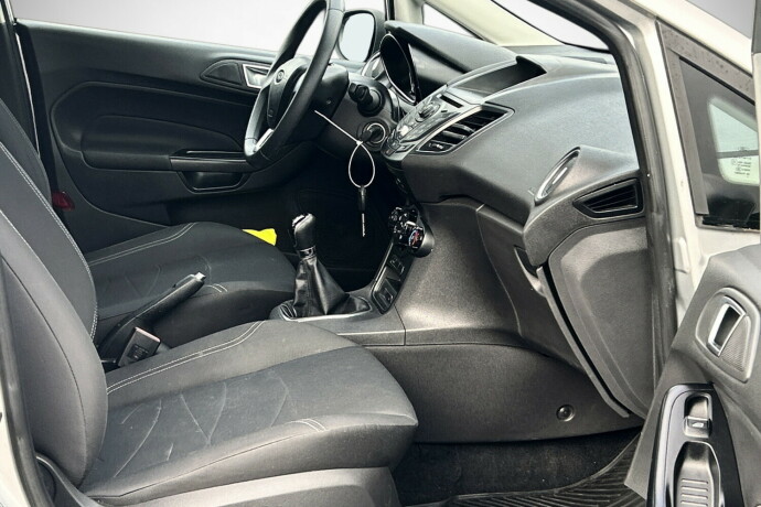 ford-fiesta-bensin-2013-big-11