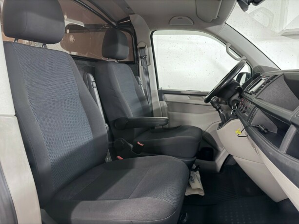 volkswagen-transporter-diesel-2018-big-15
