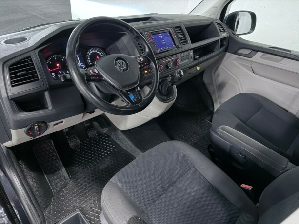volkswagen-transporter-diesel-2018-big-11
