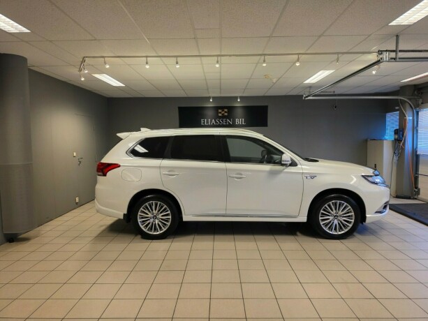 mitsubishi-outlander-elektrisitetbensin-2020-big-3
