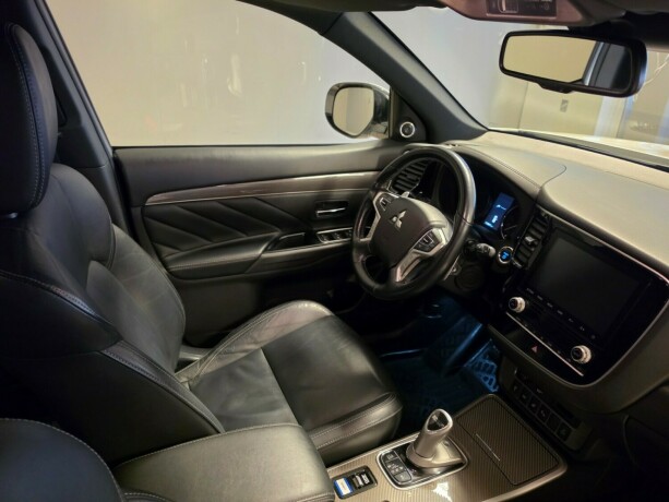 mitsubishi-outlander-elektrisitetbensin-2020-big-14