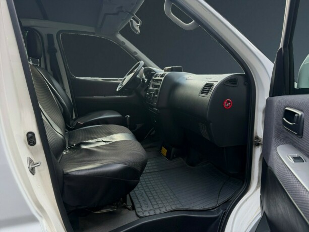 toyota-hiace-diesel-2011-big-13