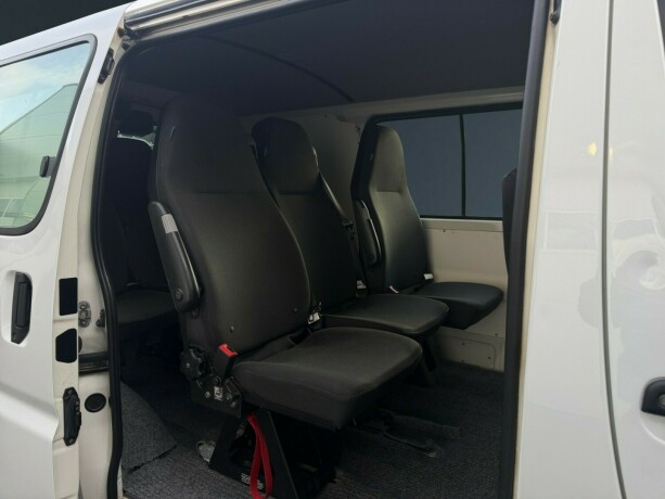 toyota-hiace-diesel-2011-big-14